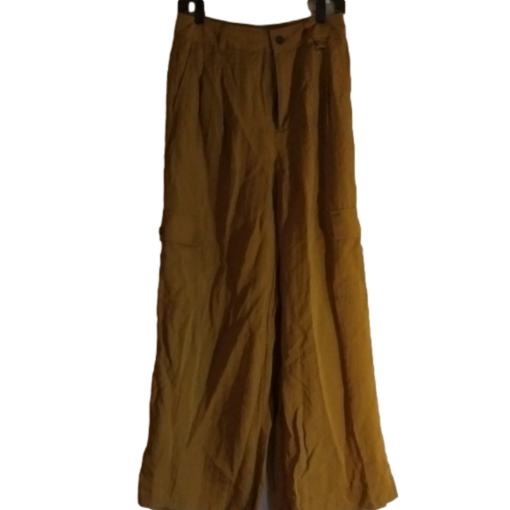 NWT Madewell size 4 wide leg cargo style dressier pants. Super lightweight.